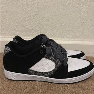 Black and White Skate Shoes ES size 8